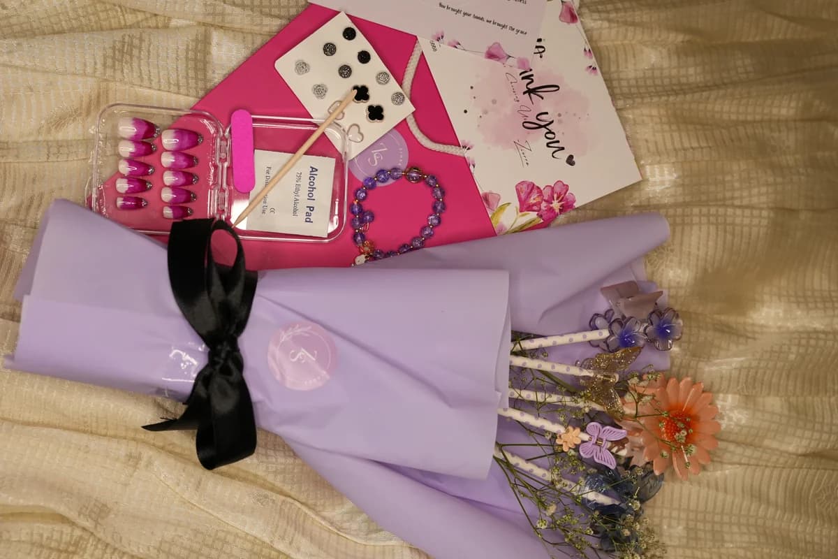 Gift Hamper + Press On Nails: Dark Pink