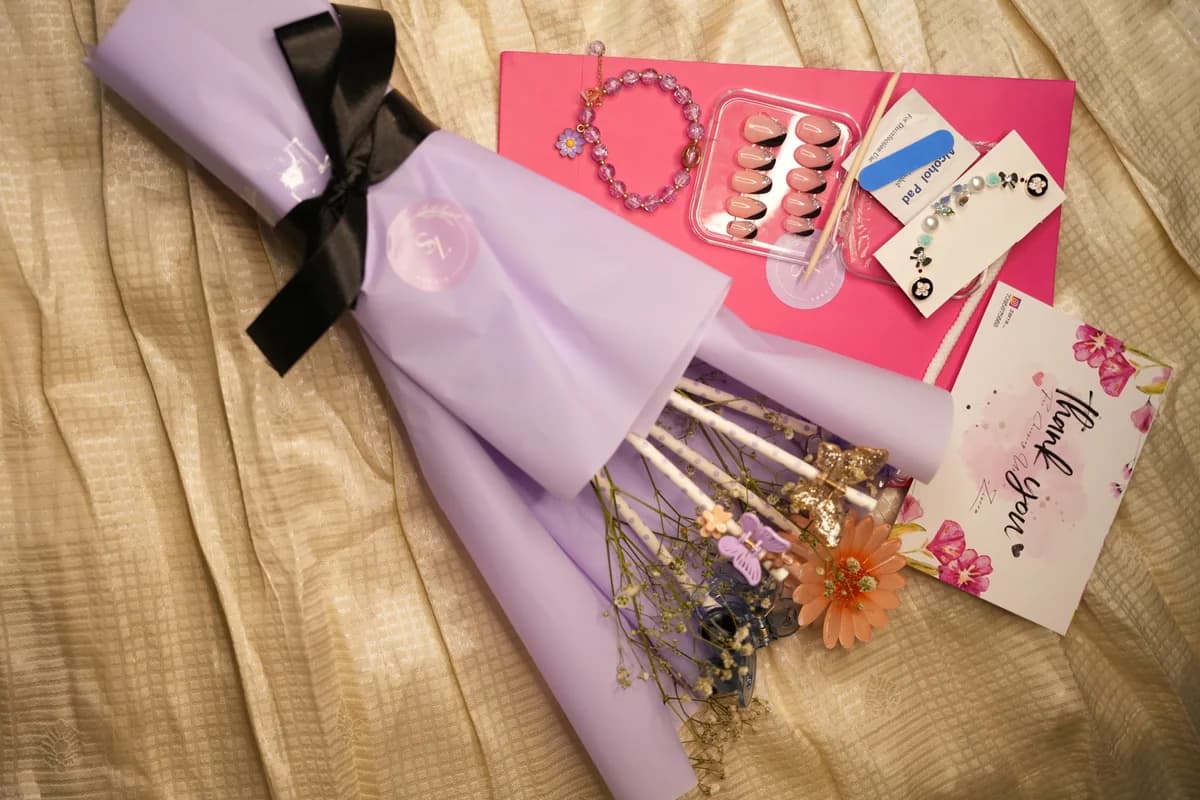 Gift Hamper + Press On Nails: Pink